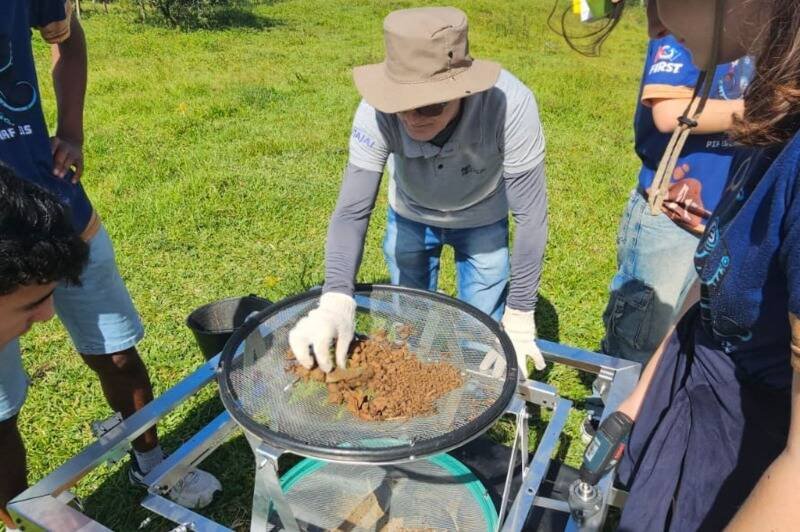 Escola SESI conquista prêmio nacional com robô para arqueologia em Itajaí