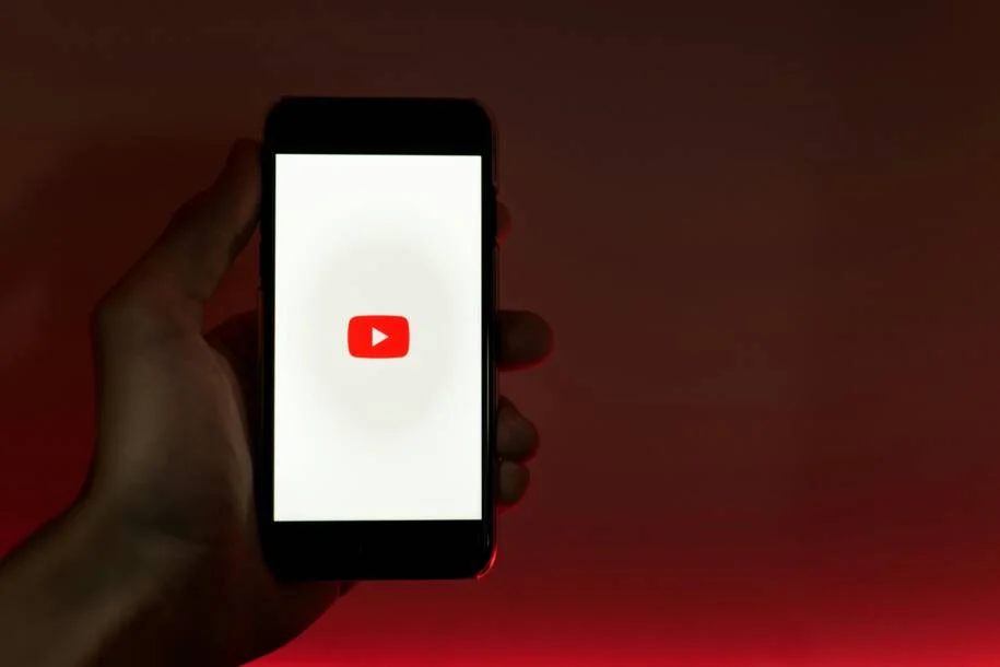Estudo revela que 90% dos canais de misoginia no YouTube continuam ativos