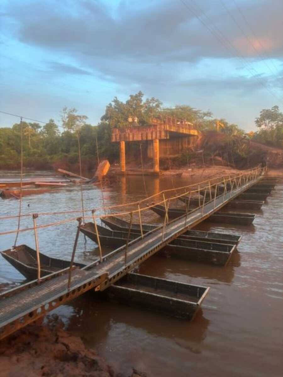 Exército instala passarela emergencial no Rio do Peixe após queda de ponte