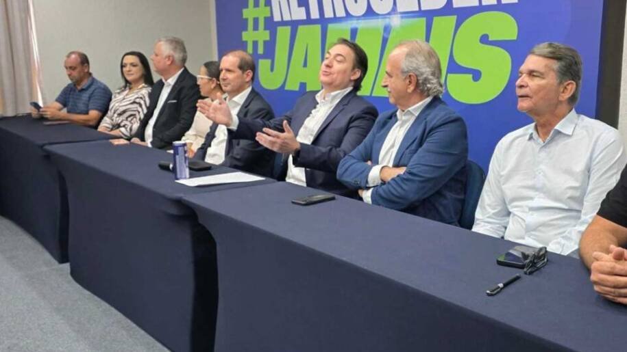 Fernando Giacobo deixa PL e 48 prefeitos apoiam Ratinho Junior em Curitiba