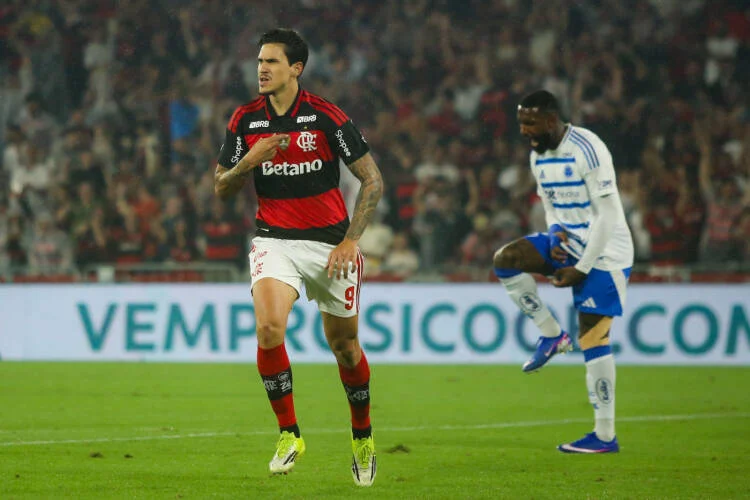 Flamengo vence Cruzeiro por 2 a 0 com gols de Pedro e Carrascal no Maracanã