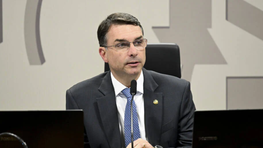 Flávio Bolsonaro confirma: pai descarta candidatura enquanto enfrenta inelegibilidade