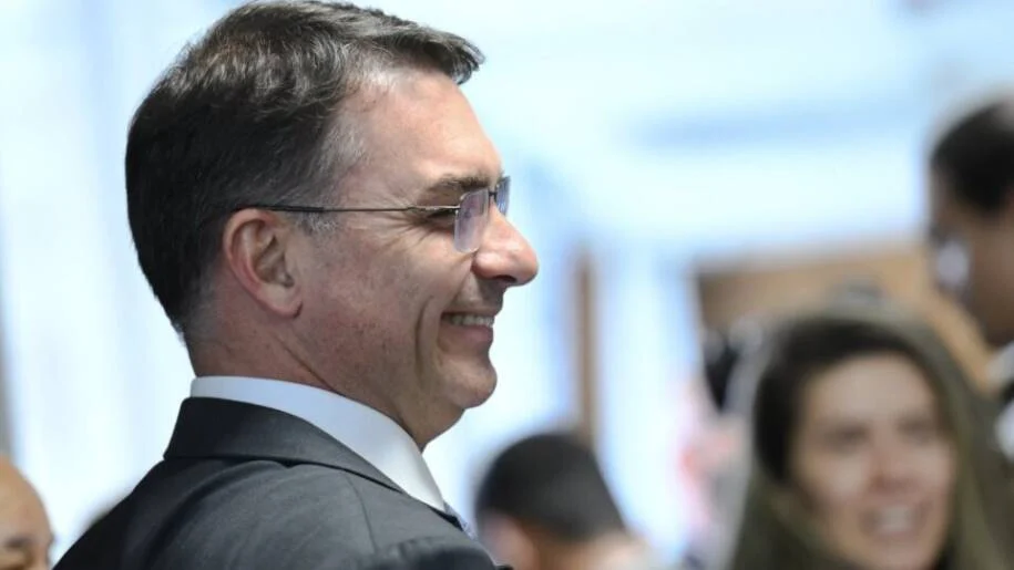 Flávio Bolsonaro conquista cinco vitórias na Justiça e desafia PT nas redes sociais