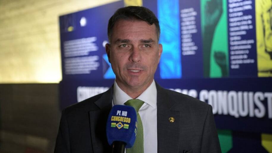 Flávio Bolsonaro critica Lula por aumento de impostos sobre combustíveis e petróleo