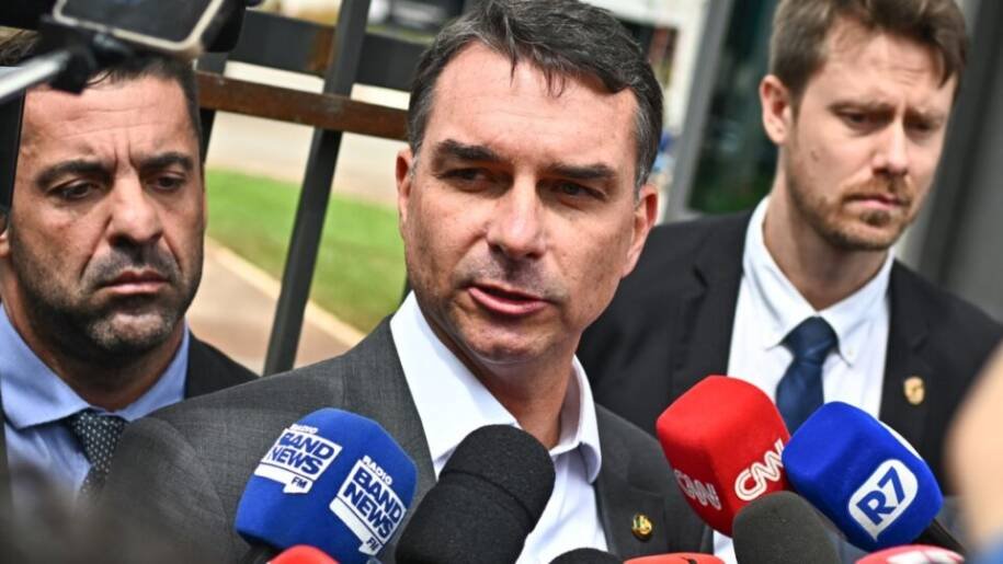 Flávio Bolsonaro define economia como prioridade e busca novo nome forte para governo