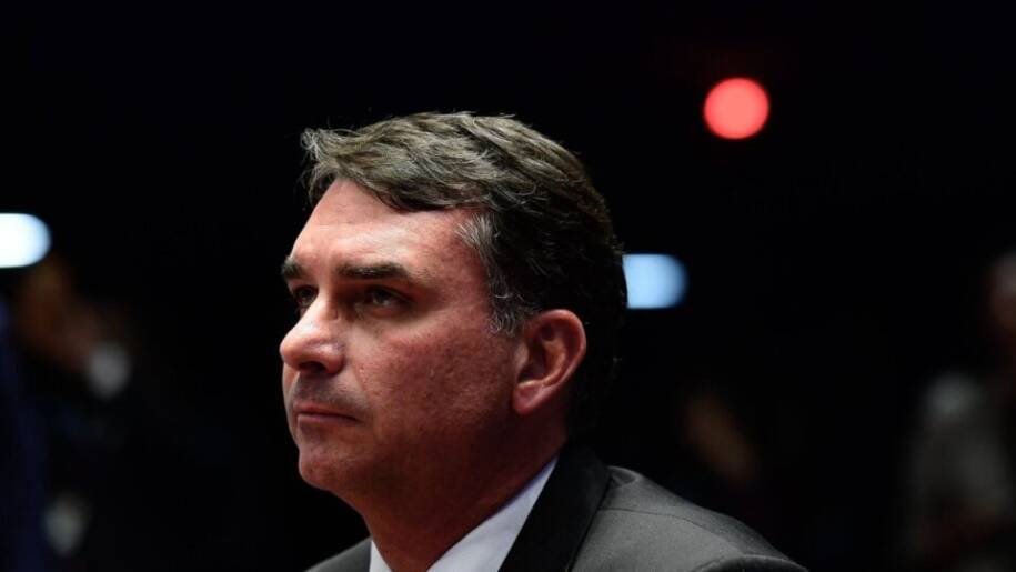Flávio Bolsonaro é indicado por Jair Bolsonaro para disputar presidência em 2026