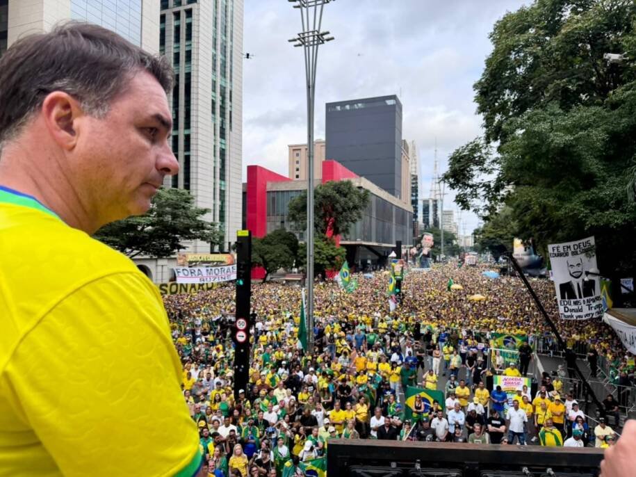 Flávio Bolsonaro e Nikolas Ferreira lideram ato na Paulista por anistia e impeachment