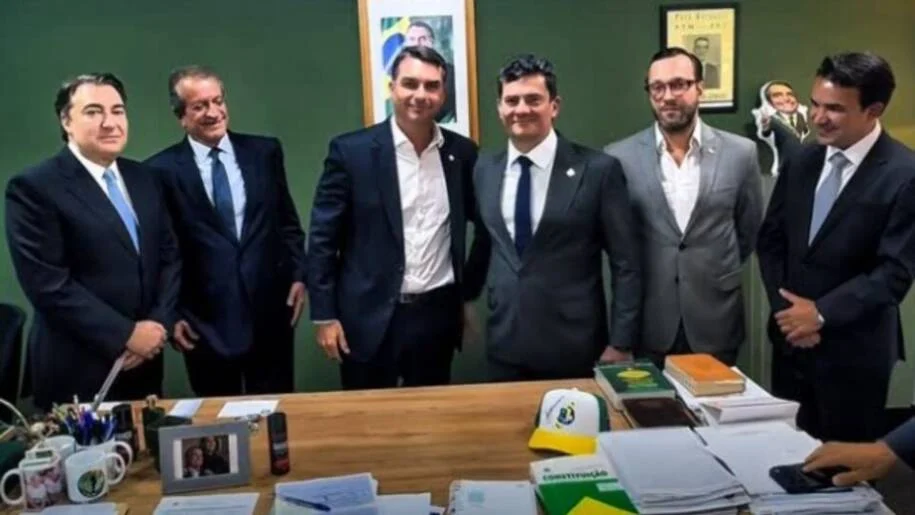 Flávio Bolsonaro e Sergio Moro firmam aliança para eleições e geram expectativa