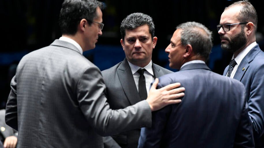 Flávio Bolsonaro e Sergio Moro selam aliança que agita Senado no Paraná