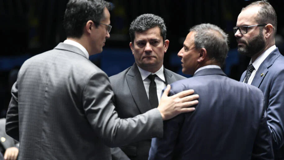 Flávio Bolsonaro e Sergio Moro selam aliança que agita Senado no Paraná