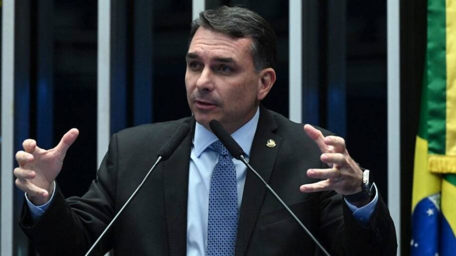 Flávio Bolsonaro promete 'resgatar Brasil das mãos sujas do PT' em evento tenso