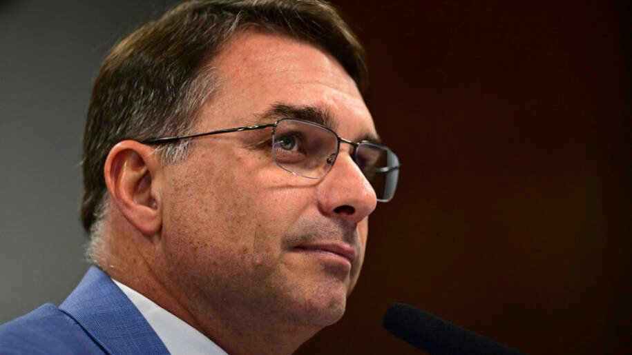 Flávio Bolsonaro propõe maioridade penal de 14 anos e aumento de pena em João Pessoa