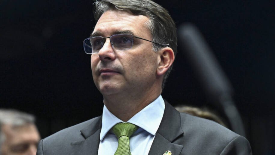 Flávio Bolsonaro reafirma apoio à CPI da Toga e promete investigar ministros do STF