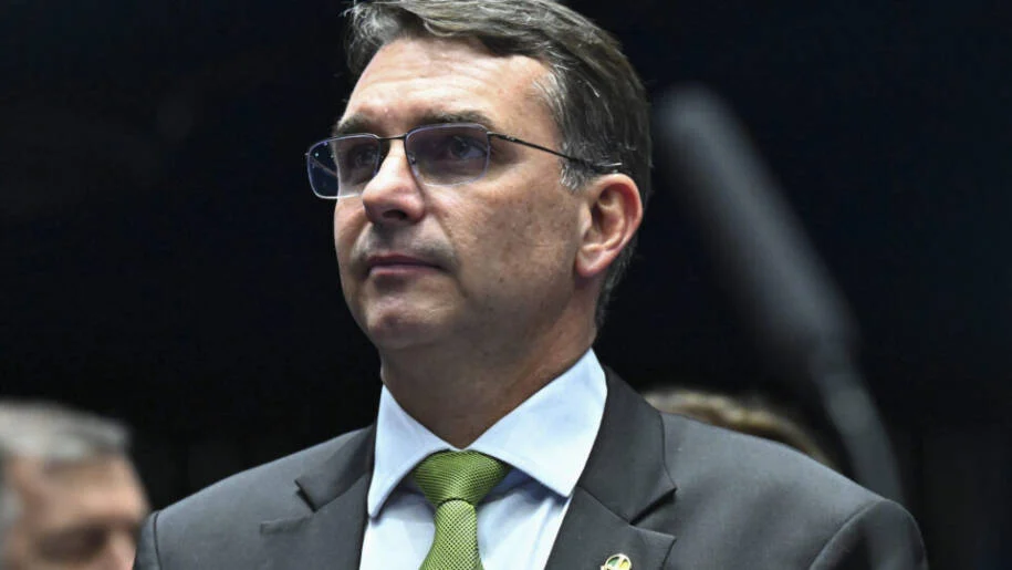 Flávio Bolsonaro reafirma apoio à CPI da Toga e promete investigar ministros do STF