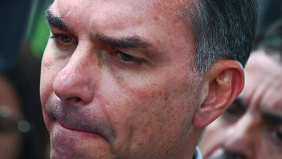 Flávio Bolsonaro registra B.O. após ameaça de facada em rede social