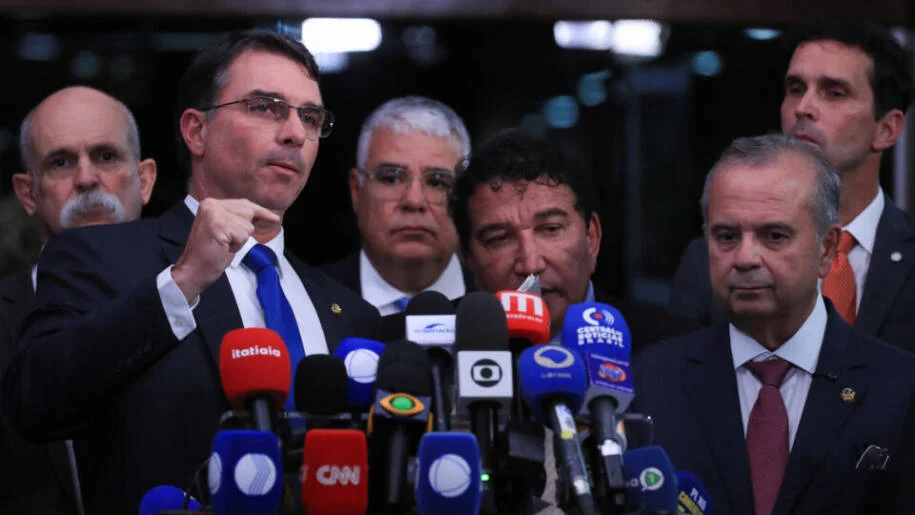 Flávio Bolsonaro usa escândalo do Banco Master para pressionar STF e conquistar Senado