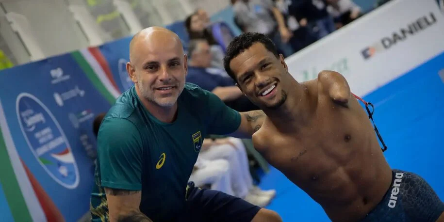 Gabrielzinho brilha na natação paralímpica e conquista cinco medalhas na Itália