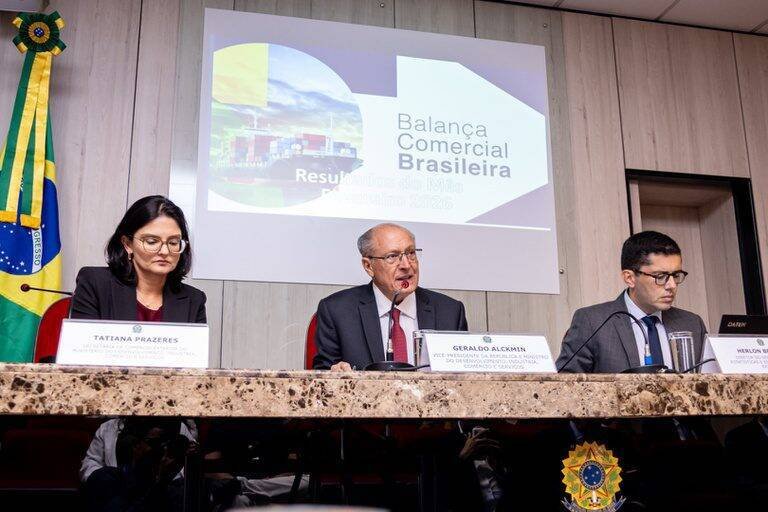 Geraldo Alckmin anuncia recorde de exportações em fevereiro de 2026 e gera otimismo