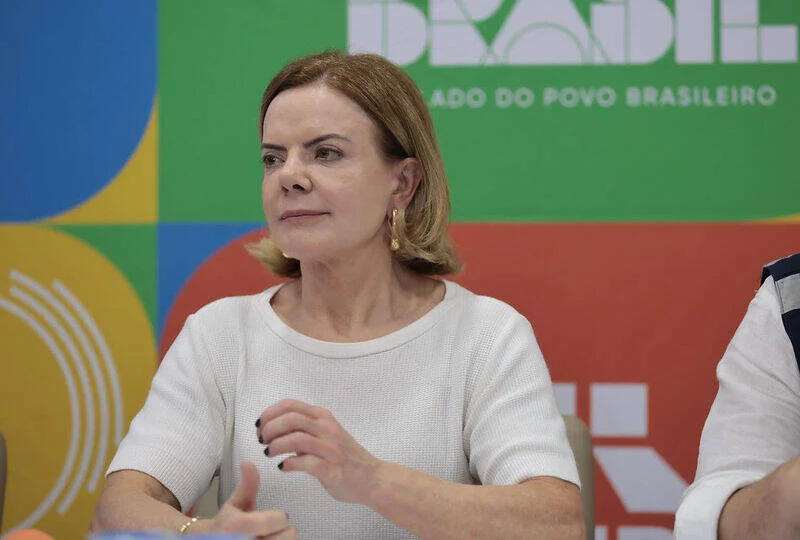 Gleisi Hoffmann associa Flávio Bolsonaro ao crime organizado após avanço nas pesquisas