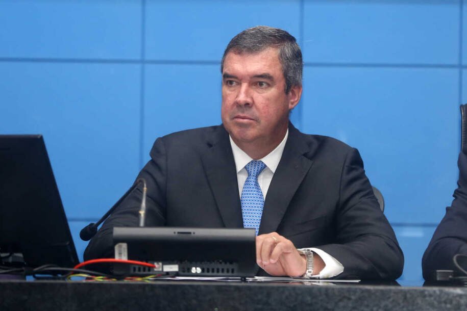 Governador Eduardo Riedel oficializa reajuste de 3,81% e gera debate acirrado