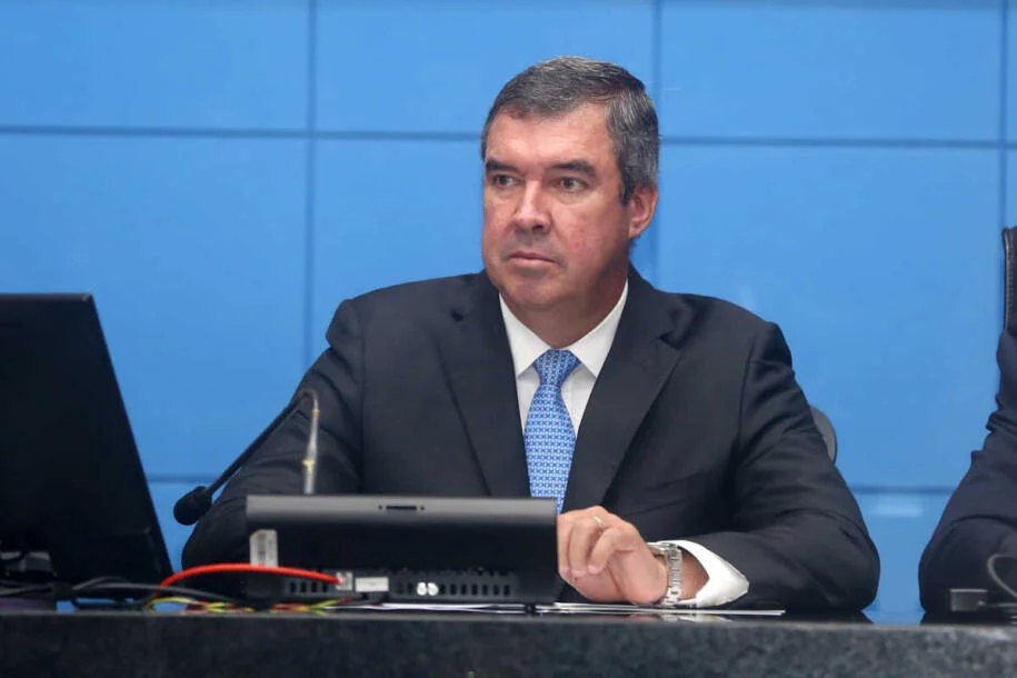 Governador Eduardo Riedel oficializa reajuste de 3,81% e gera debate acirrado