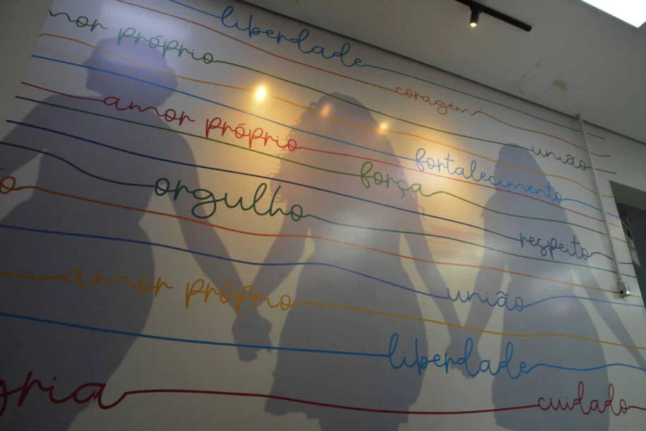 Governador Eduardo Riedel sanciona cadastro de agressores após mortes de mulheres