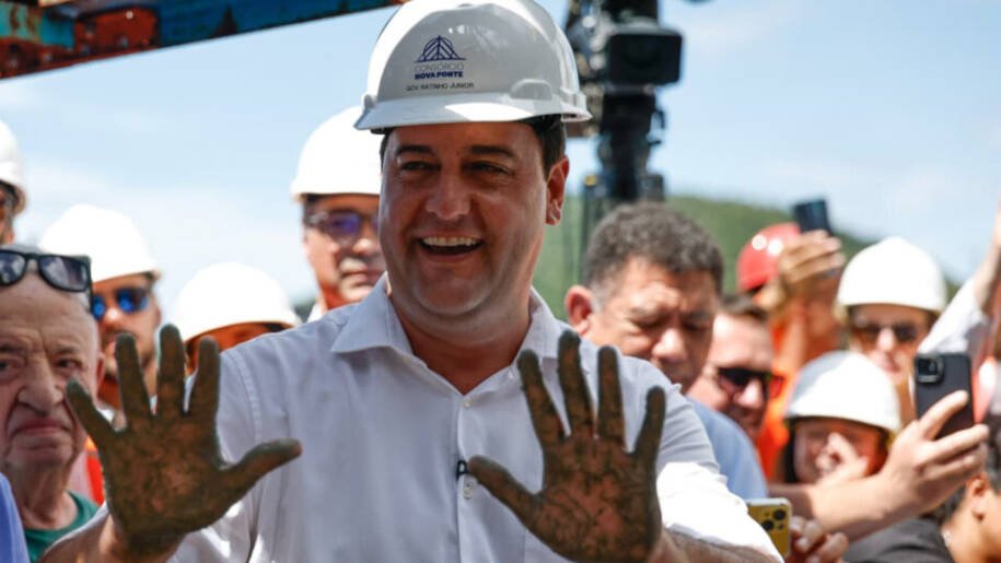Governador Ratinho Junior finaliza ponte de Guaratuba e renuncia até abril