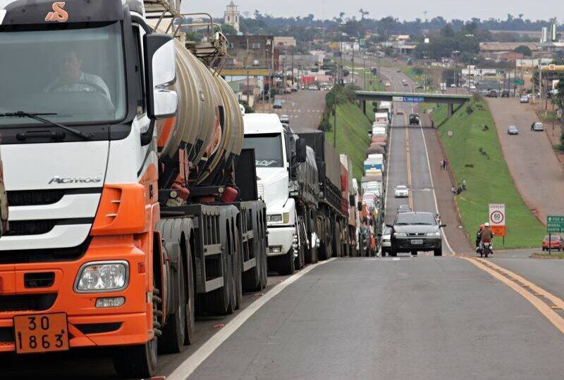 Governo de Lula e caminhoneiros firmam acordo para evitar nova greve nacional