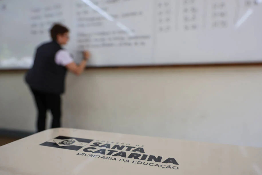 Governo de SC anuncia concurso com até 10 mil vagas e investimento de R$ 330 milhões