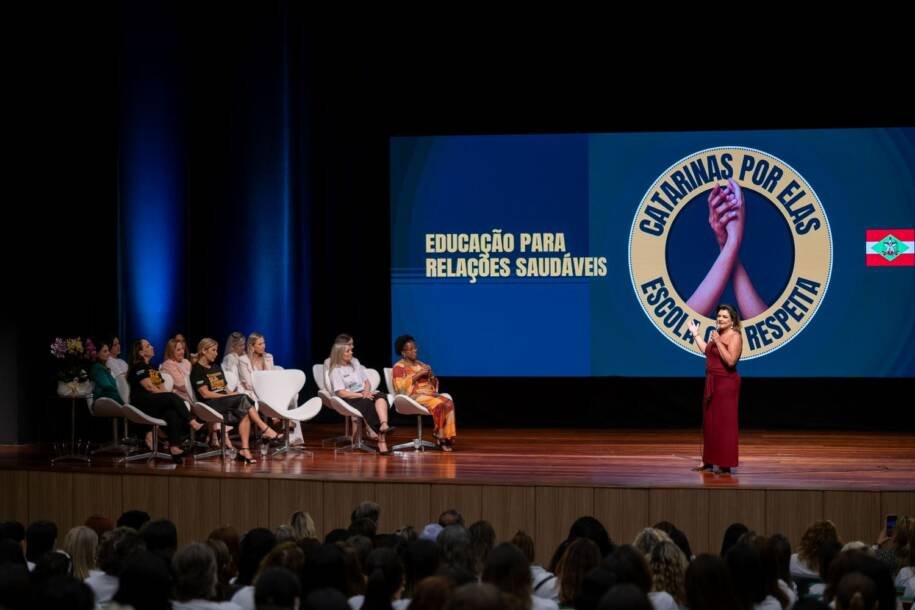 Governo de SC lança programa 'Escola que Respeita' e promete combater violência