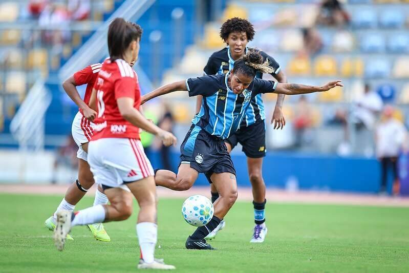 Grêmio supera Inter em clássico e conquista primeira vitória no Brasileirão Feminino