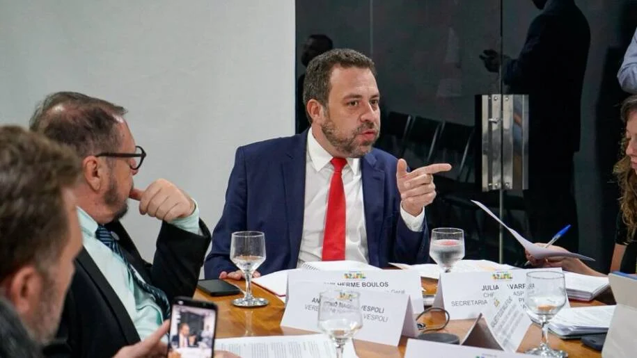 Guilherme Boulos critica Flávio Bolsonaro e revela diferença entre Lula e Bolsonaro