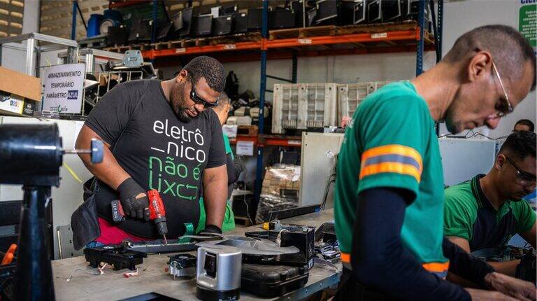 Gustavo Gutierrez visita programa de inclusão digital e assina protocolo de expansão