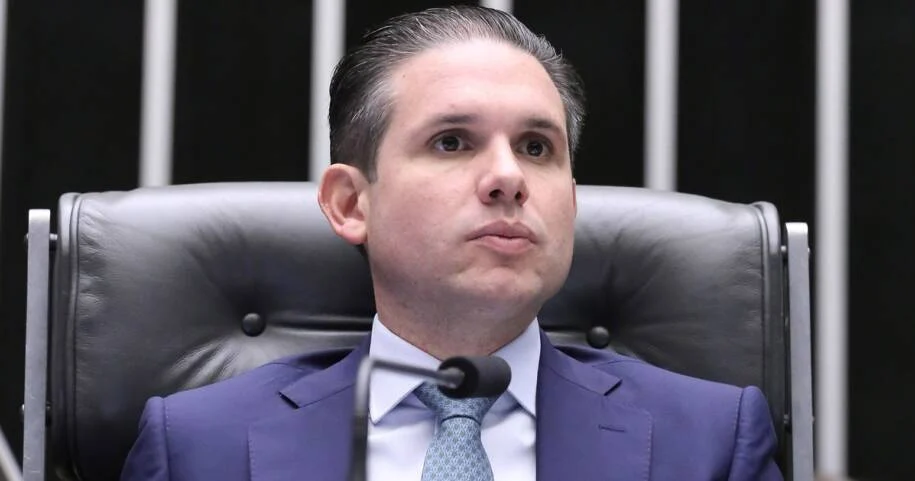 Hugo Motta leva PEC da Segurança ao plenário e exclui maioridade penal