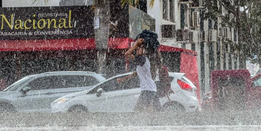 Inmet emite alerta laranja de chuva no DF e 10 estados neste sábado