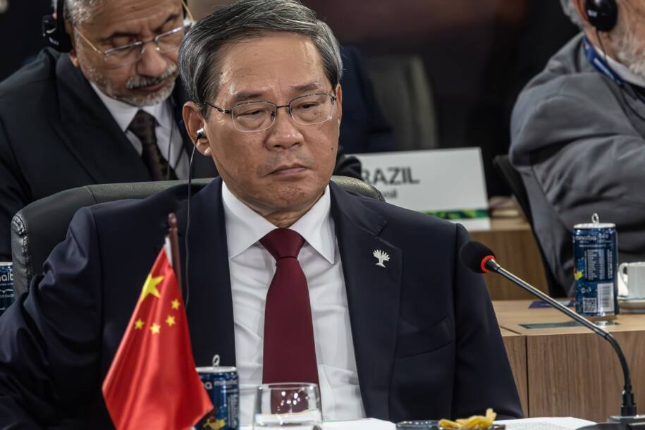 Irã lança mísseis e Dubai busca abrigo; Mojtaba Khamenei é candidato a líder