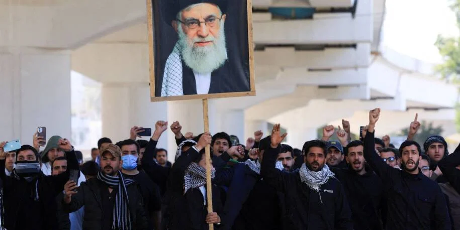 Irã promete retaliação após assassinato de Khamenei; Trump ameaça força extrema