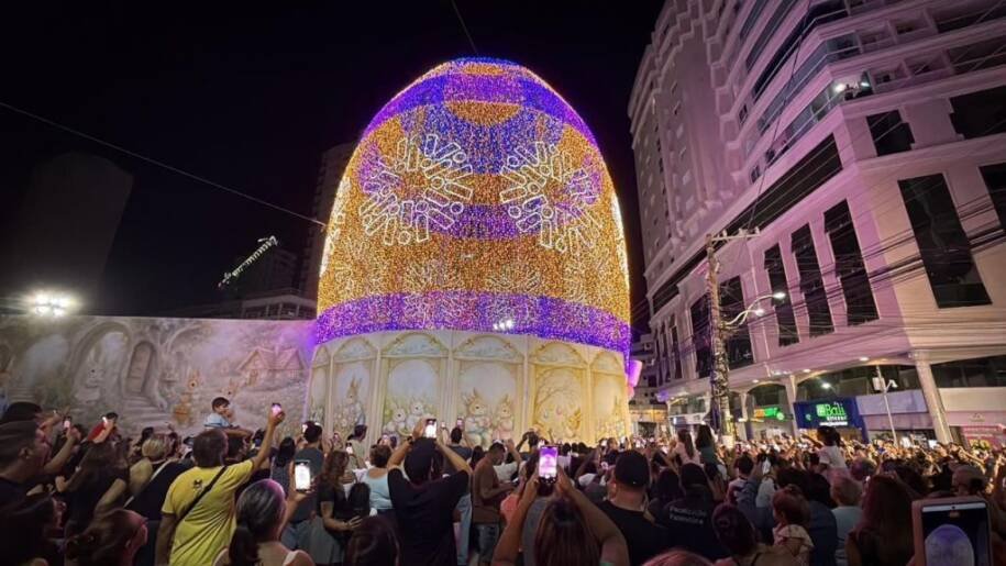Itapema acende maior ovo de Páscoa de LED do mundo e atrai milhares até abril