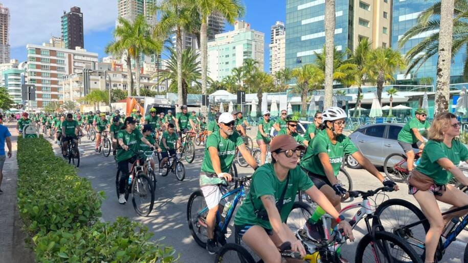 Itapema recebe mil ciclistas em evento que planta árvores e promove inclusão