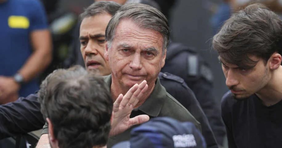 Jair Bolsonaro é internado em UTI com pneumonia e pede prisão domiciliar urgente