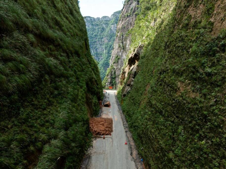 Jerry Comper destaca avanço de 60% nas obras da SC-370 na Serra do Corvo Branco