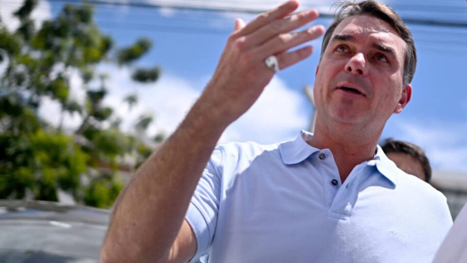 Juiz Hilmar Raposo determina remoção de fake news sobre Flávio Bolsonaro em 24h