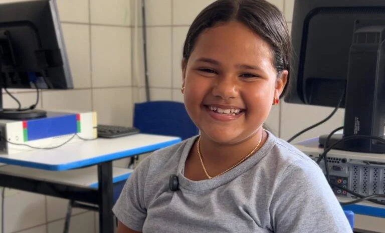 Kethilyn Vitória tem primeiro contato com computador em quilombo da Paraíba