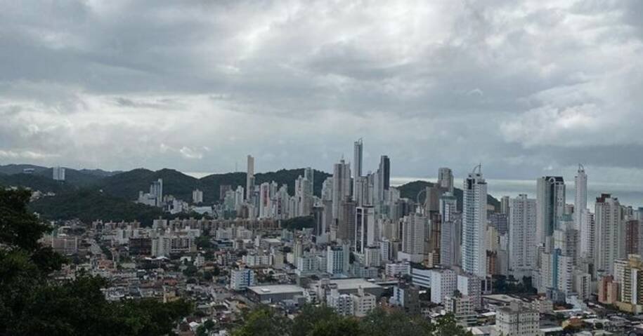 LabClima prevê semana abafada em Balneário Camboriú com chuvas e calor intenso