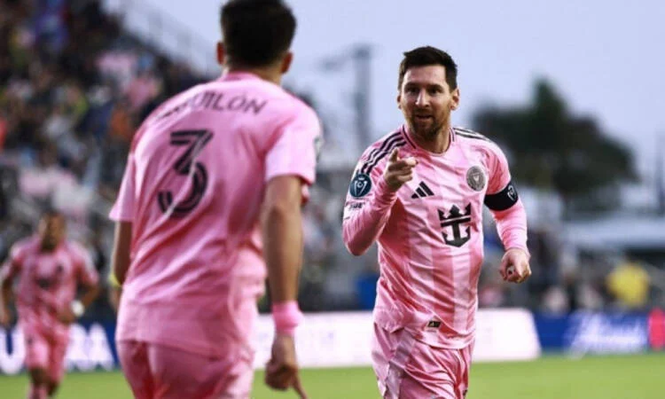 Lionel Messi atinge 900 gols e desafia Cristiano Ronaldo pelo recorde