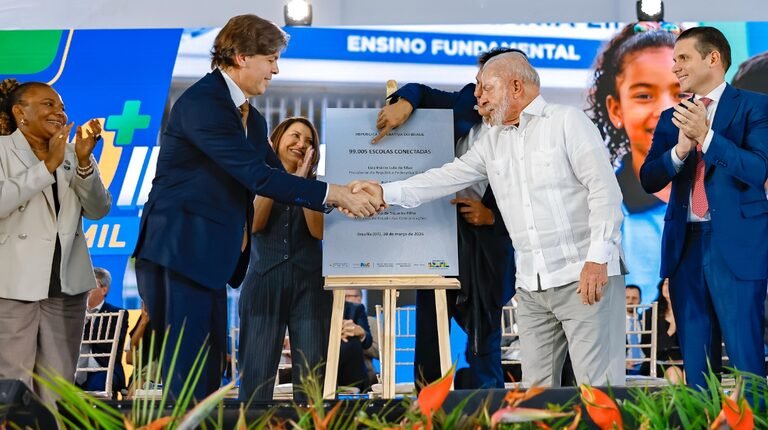 Luiz Inácio Lula da Silva anuncia avanço com internet em 99 mil escolas públicas