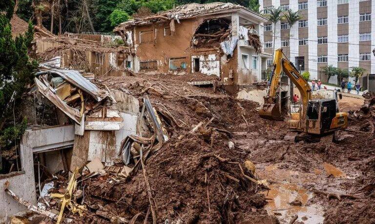 Lula assina MPs que garantem R$ 7,3 mil a famílias e R$ 500 milhões para empreendedores