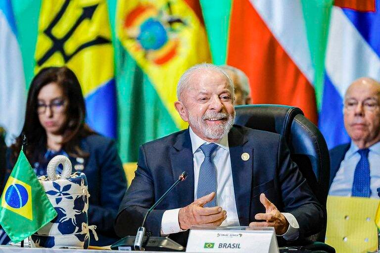 Lula critica guerras em discurso na CELAC e pede mudanças na ONU