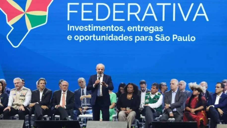 Lula critica Tarcísio e anuncia Haddad como pré-candidato ao governo de SP