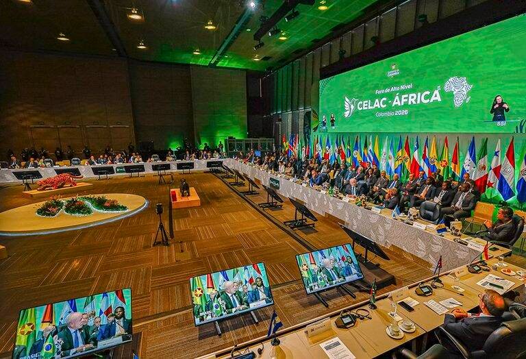 Lula defende autonomia da América Latina na CELAC e critica influências externas